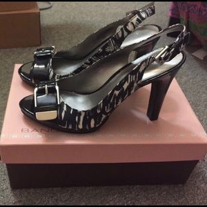 NEW BANDOLINO BLACK AND WHITE SILK OPEN TOE HEELS